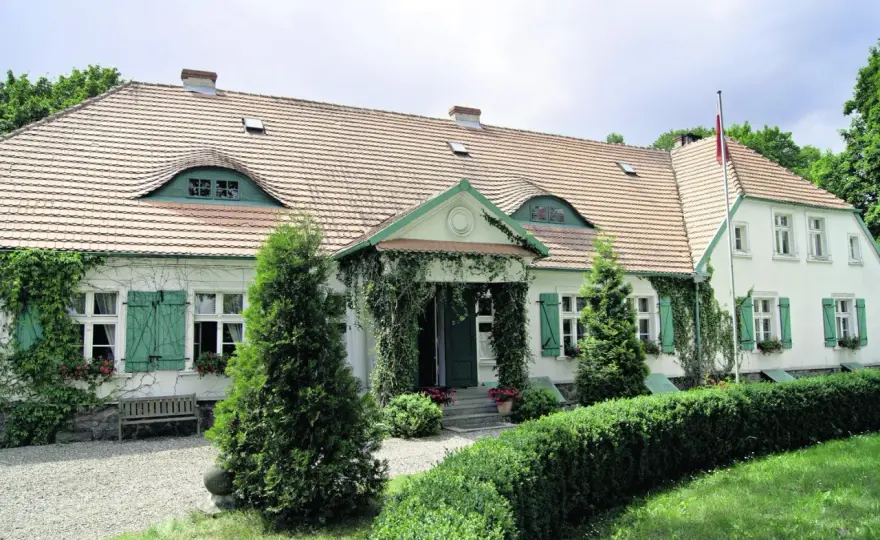 Dwór w Sikorzynie - historia, park i labirynt roślinny
