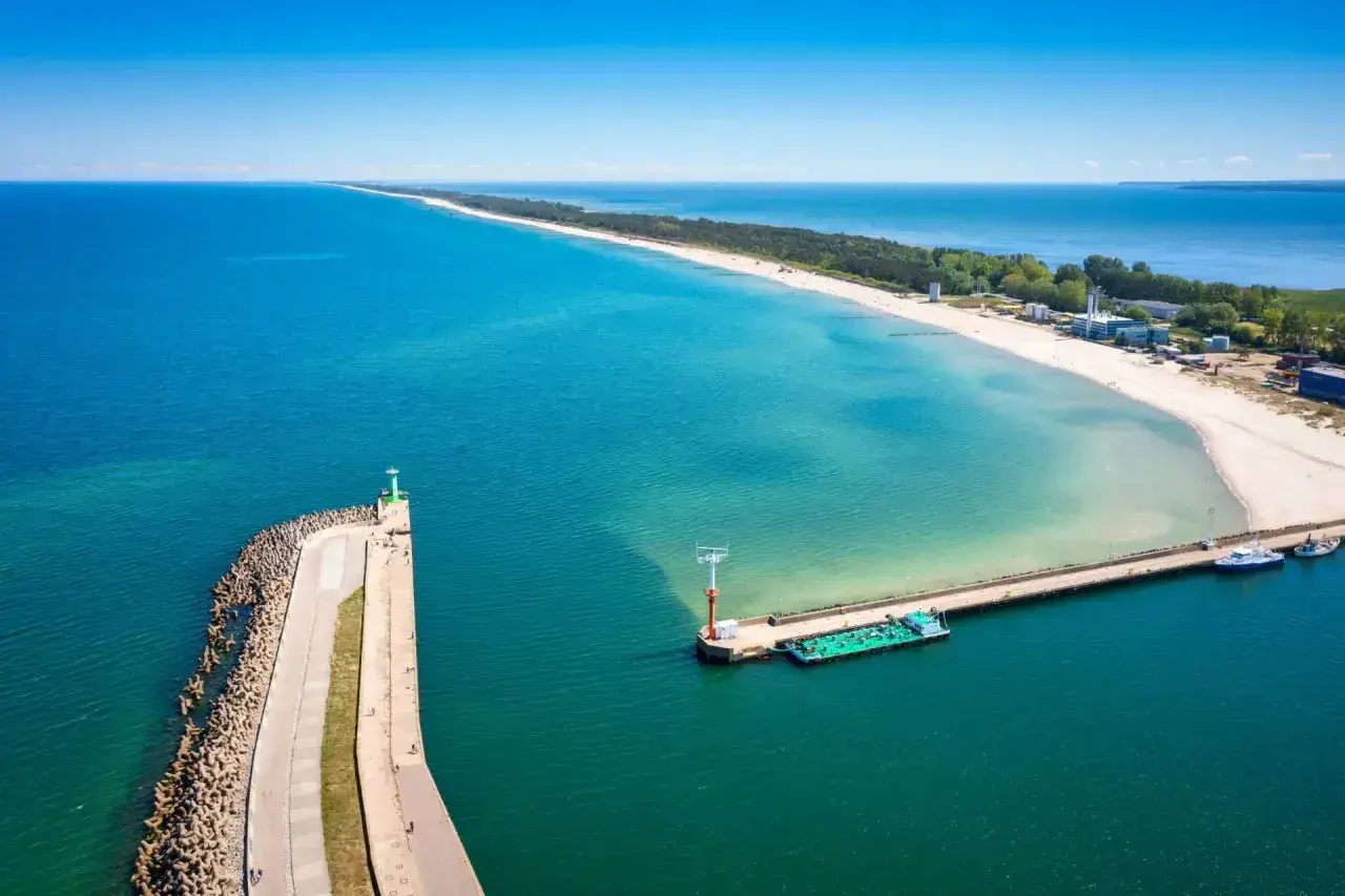 Władysławowo co zobaczyć: molo, latarnia morska i plaża. Długi, piaszczysty brzeg Bałtyku, idealny na spacer.