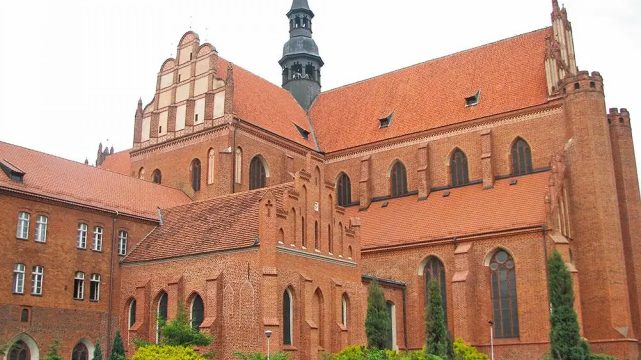 Gotycka katedra w Pelplinie, wspaniałe atrakcje architektoniczne z cegły i czerwonych dachów.