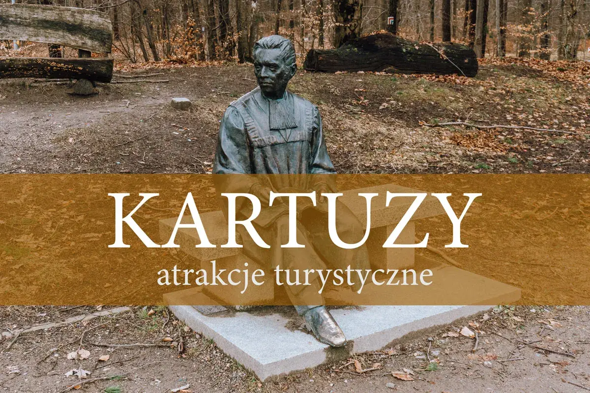 Pomnik w alei filozofów w Kartuzach, wśród jesiennych liści. Miejsce pełne historii i spokoju.