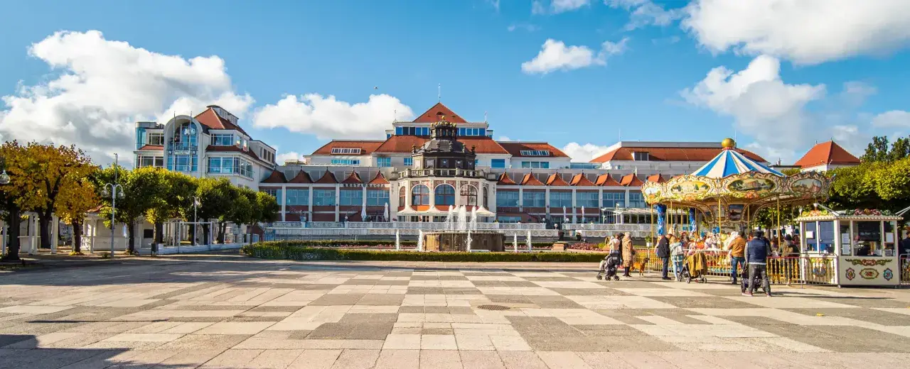 Sopot, część Trójmiasta, zachęca do zwiedzania piękną architekturą, fontannami i wesołym miasteczkiem.