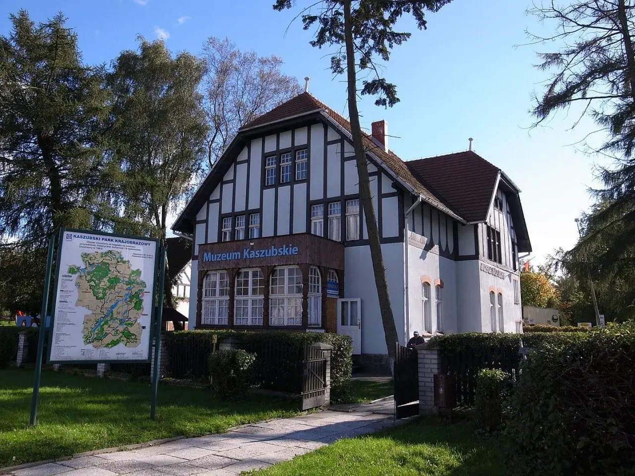 Muzeum Kaszubskie w Kartuzach, dawna elektrownia, zaprasza do zwiedzania.