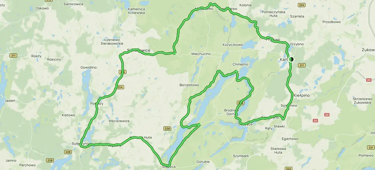 Trasa rowerowa przez Kaszuby, wiodąca przez malownicze jeziora i lasy, z zaznaczonymi miejscowościami jak Kartuzy.