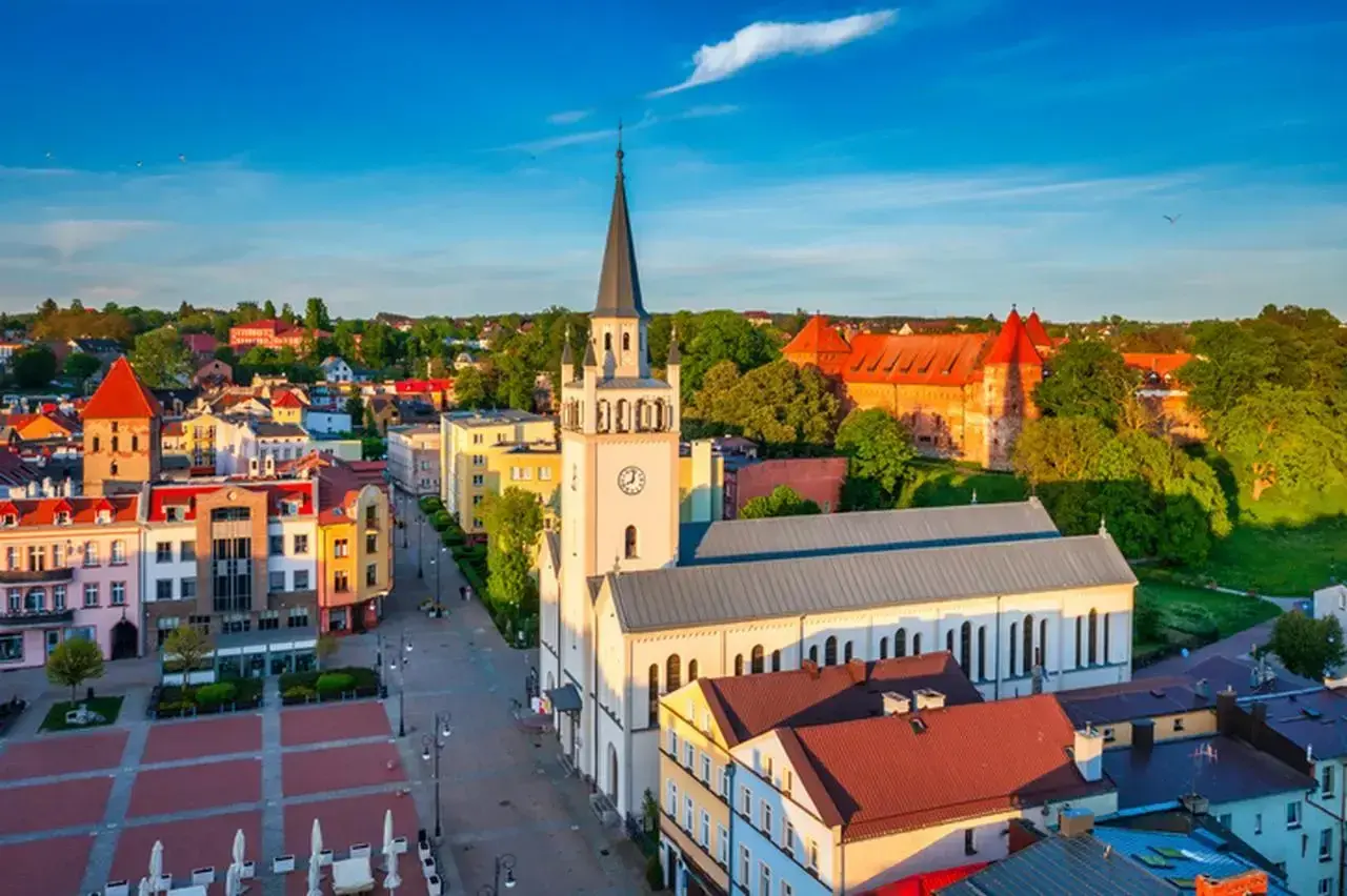 Urokliwy rynek z kościołem i zamkiem, oferujący wiele bytów atrakcji.