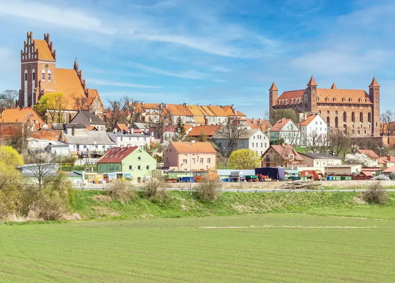 Zamek w Gniewie, z jego ceglaną architekturą i malowniczym położeniem, to miejsce pełne historii. Ciekawostki o nim czekają na odkrycie.