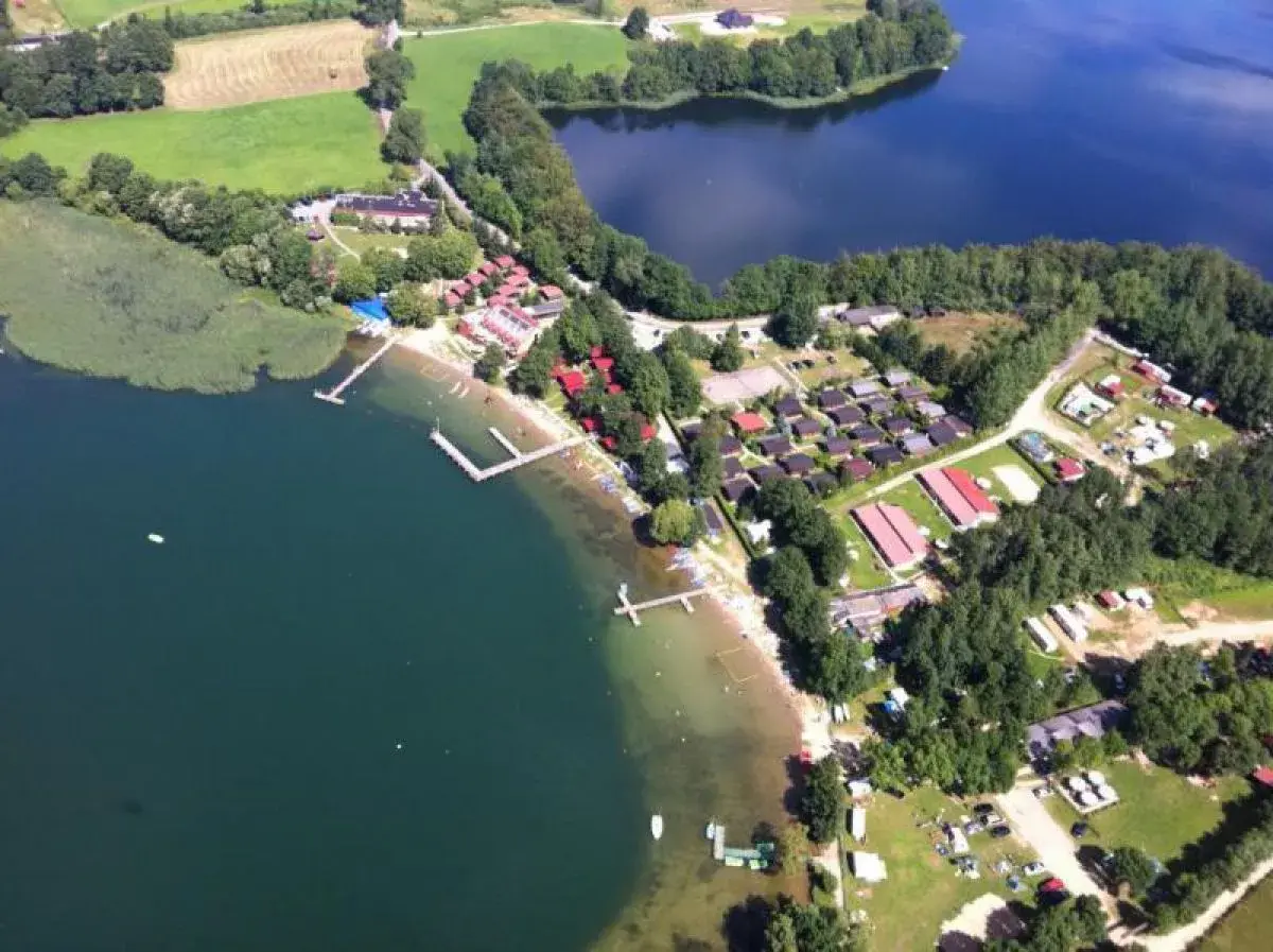 Chmielno atrakcje: ośrodek wypoczynkowy nad jeziorem, domki, plaża, pomosty, las. Idealne miejsce na wakacje.