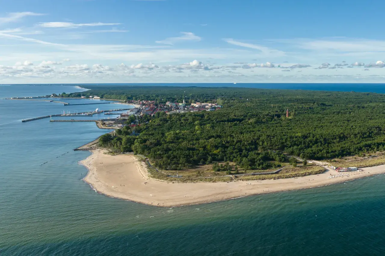 Widok z lotu ptaka na Rzucewo plażę, port, las i miasteczko.