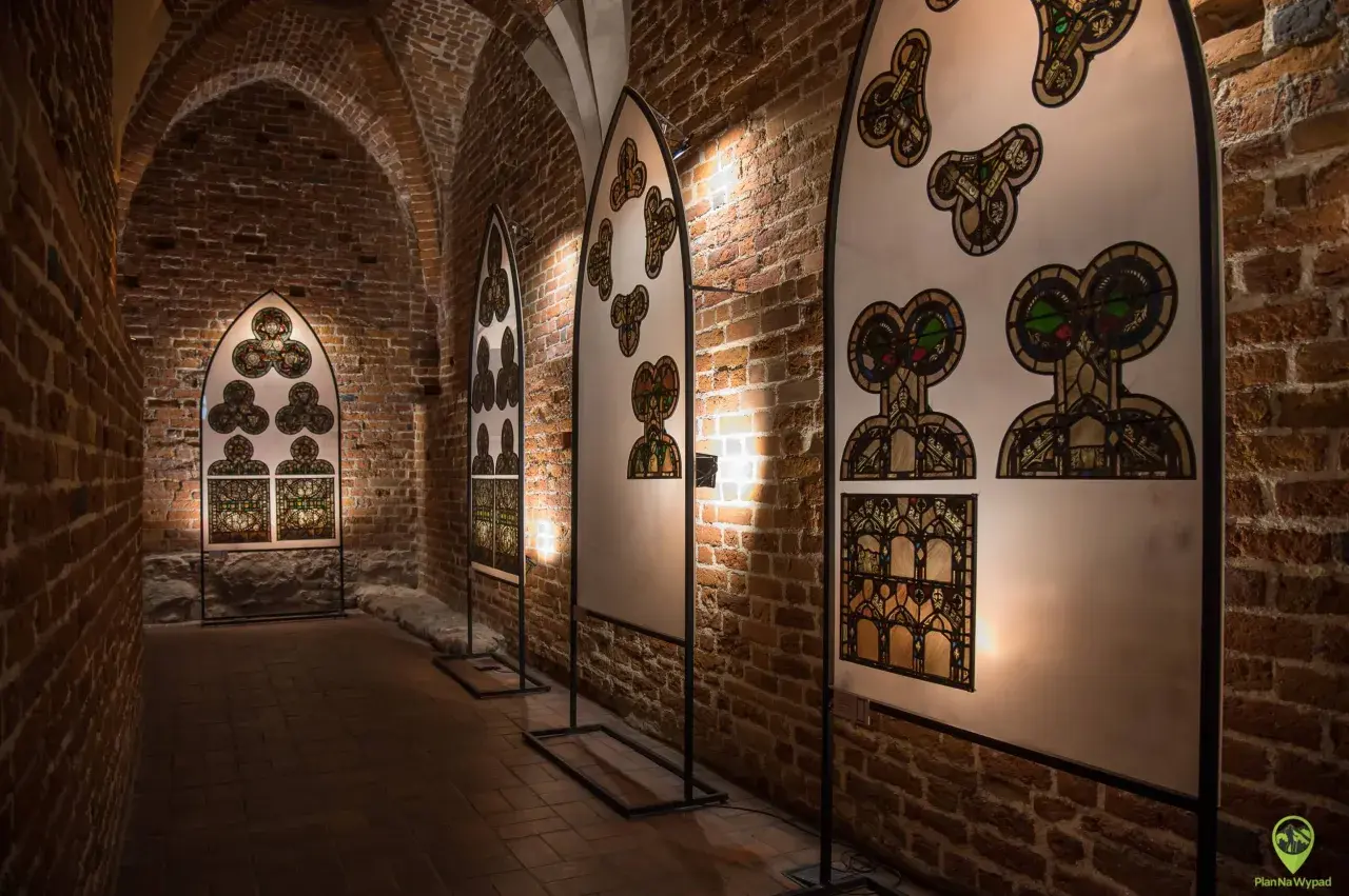 Wystawa witraży w ceglanych murach zamku w Malborku. Odkryj niezwykłe atrakcje i historię tego miejsca.