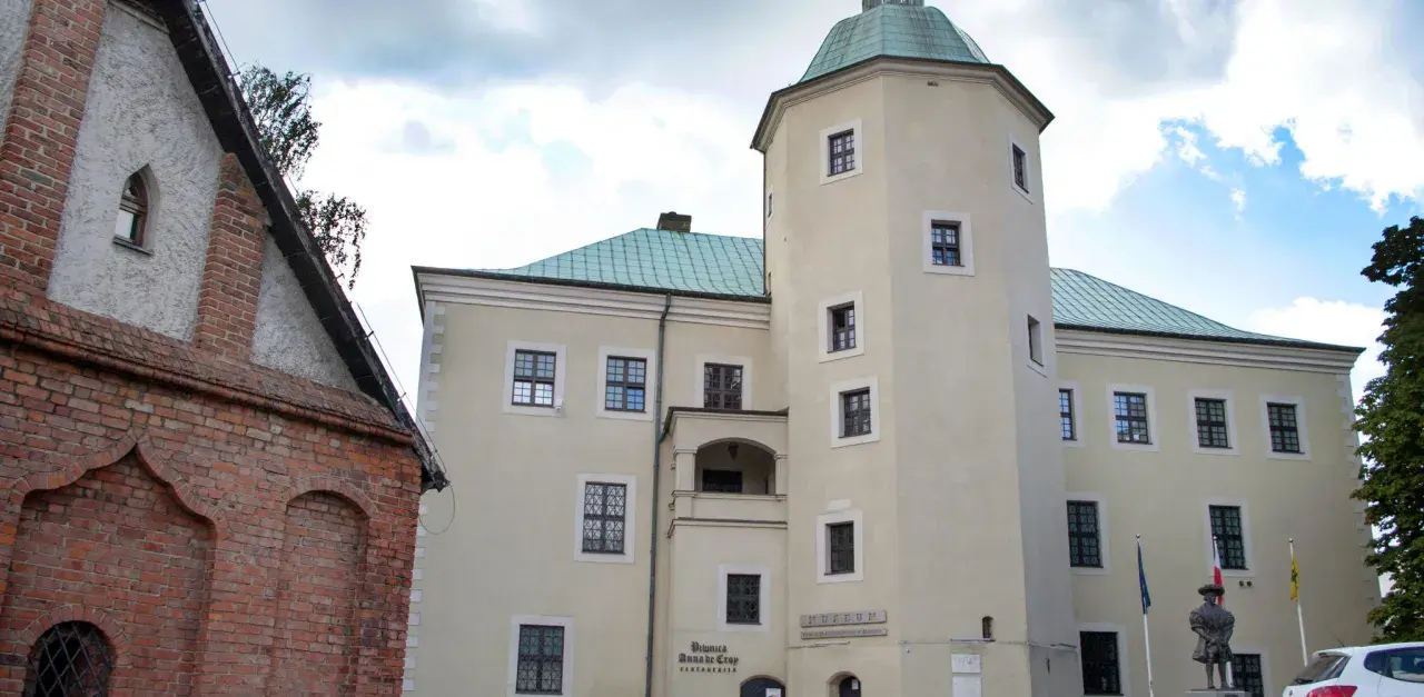Zamek książąt pomorskich w Słupsku, z charakterystyczną wieżą i ceglaną przybudówką, stanowi serce miasta.
