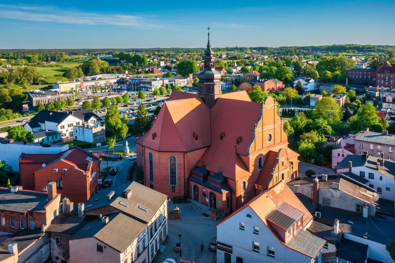 Widok na kościół i miasto, gdzie kościerzyna atrakcje zachwycają architekturą i zielenią.