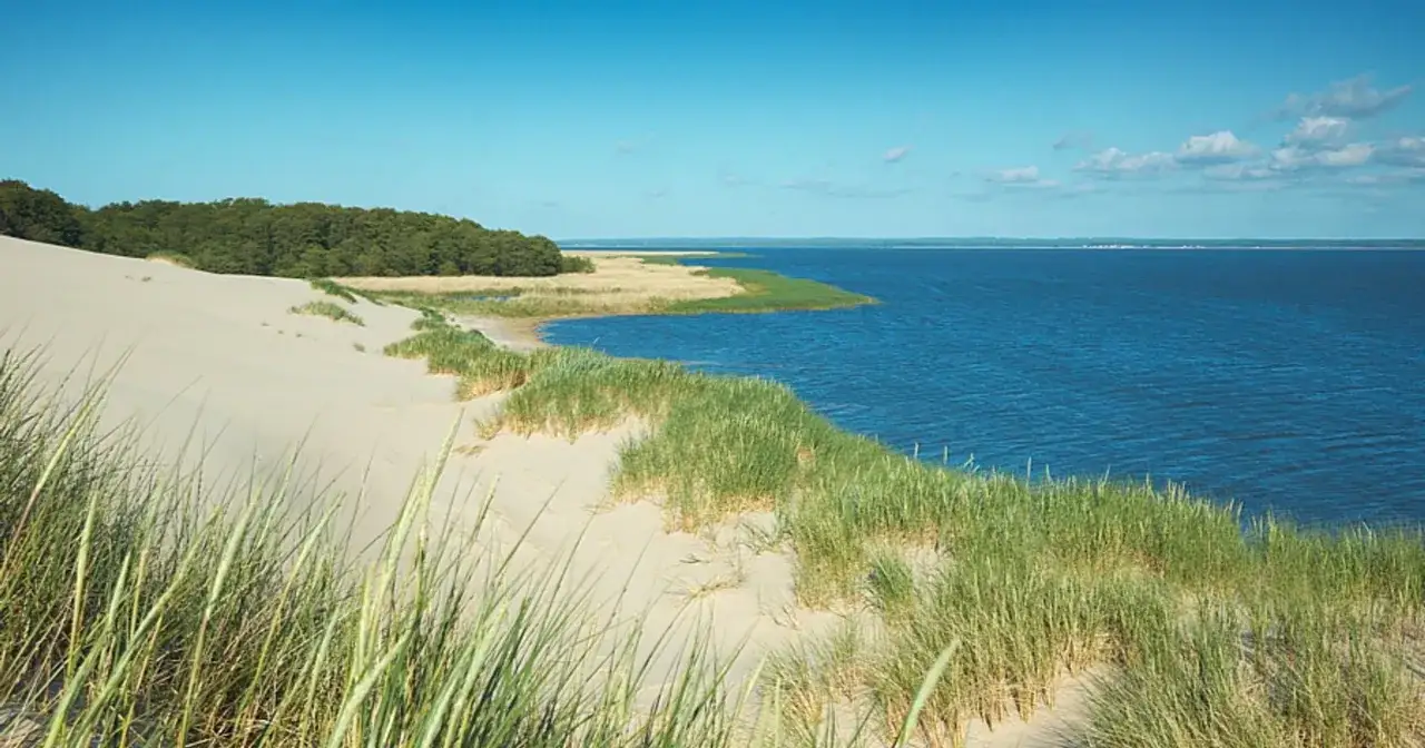 Piaskowe wydmy i turkusowe morze tworzą malowniczy krajobraz. Łeba atrakcje to nie tylko plaża, ale i te unikalne widoki.