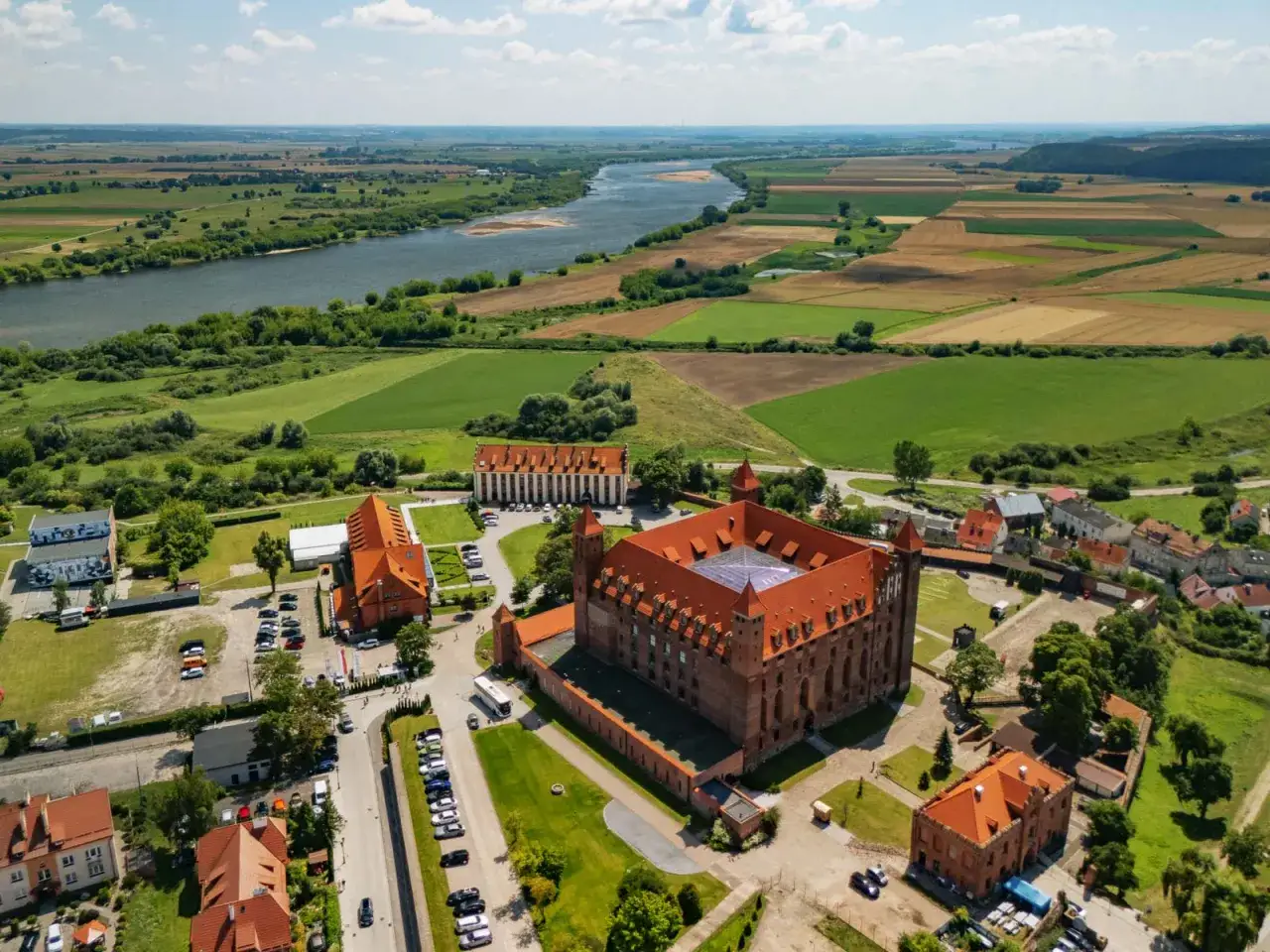 Zamek w Gniewie, otoczony polami i rzeką, to imponująca budowla. Ciekawostki o tym miejscu czekają na odkrycie!