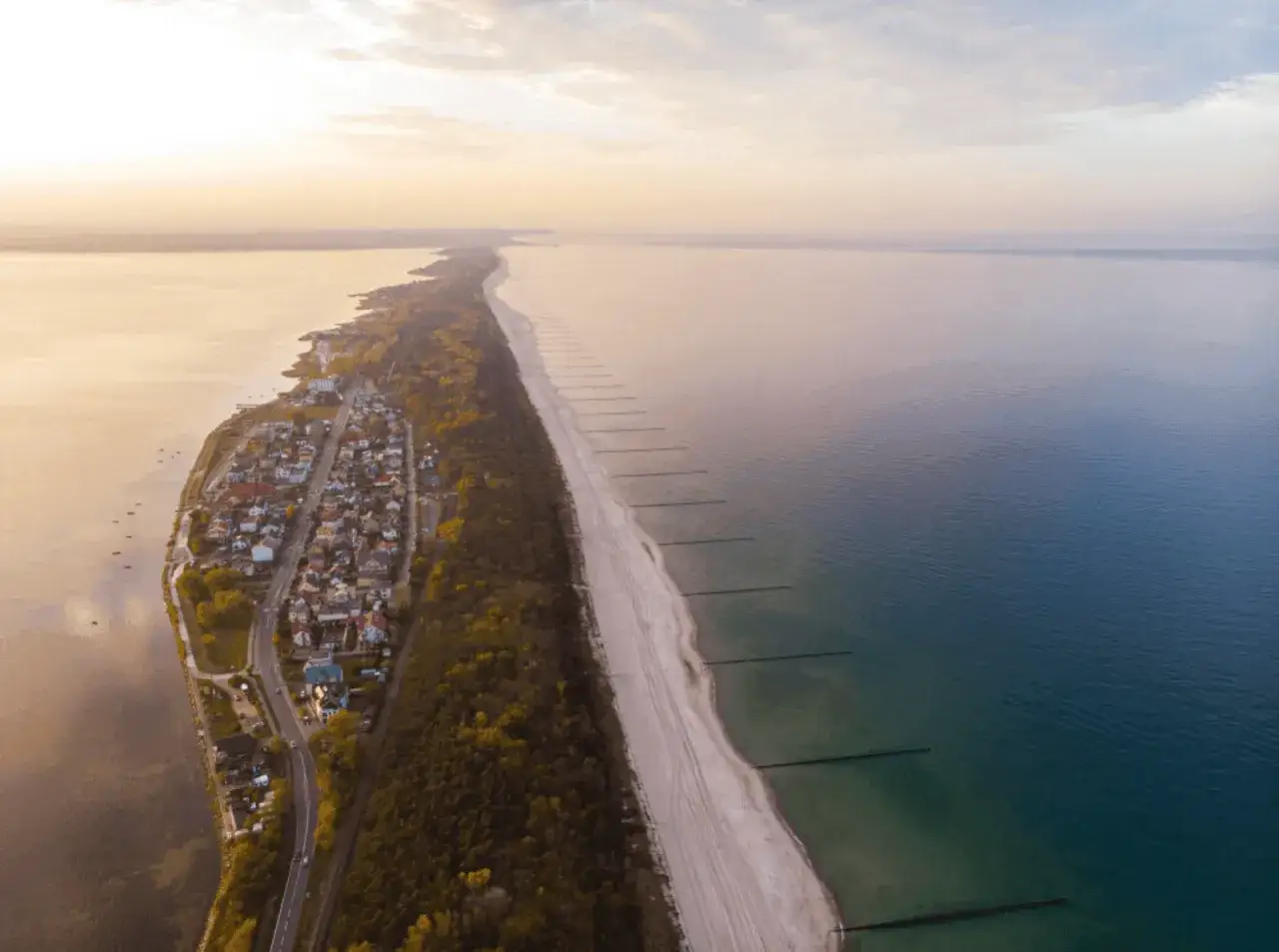 Widok z lotu ptaka na Chałupy, gdzie urokliwe domki i plaża tworzą niezapomniane atrakcje.