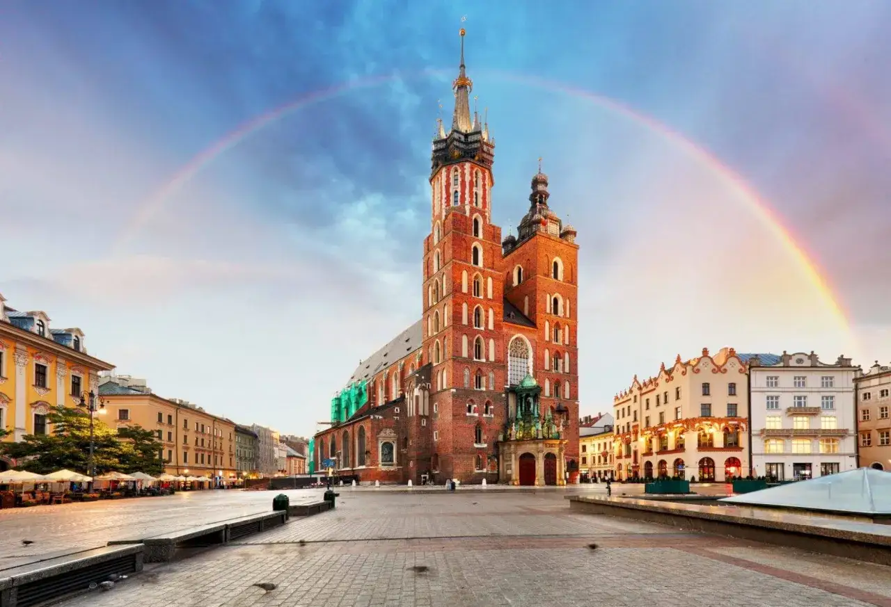 Krótki opis: Kościół Mariacki na Rynku Głównym w Krakowie, z tęczą na niebie po burzy.
