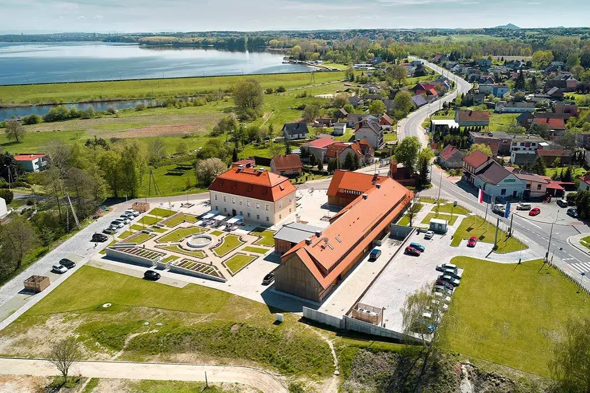 Piękny, odrestaurowany starzyński dwór z ogrodem i stawem w tle. Otoczony zielenią i malowniczym krajobrazem.
