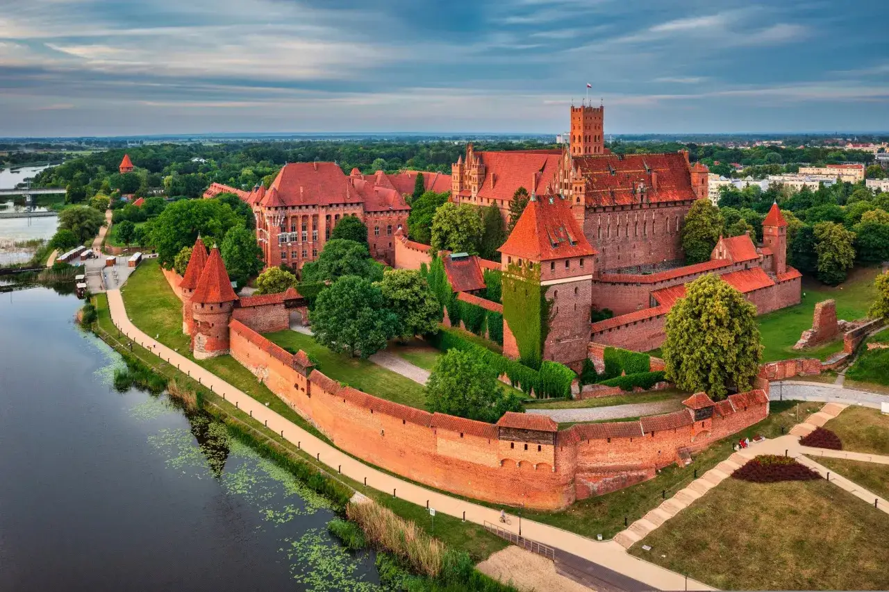 Zamek w Malborku panorama dziedzińców i Nogatu