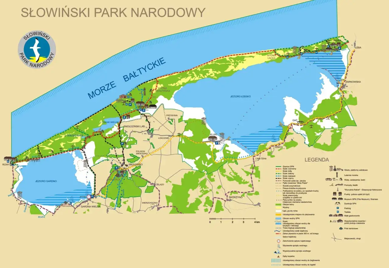 Mapa Słowińskiego Parku Narodowego z zaznaczonymi szlakami, jeziorami, wydmami i miejscowościami. Można tu wybrać się na spacer z psem.
