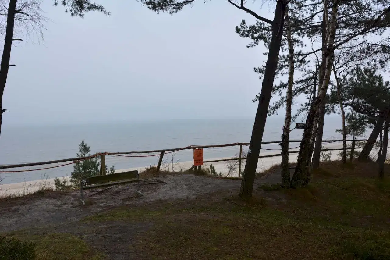 Ławka z widokiem na morze w Kuźnicy. Piękne krajobrazy i spokój to główne atrakcje tego miejsca.