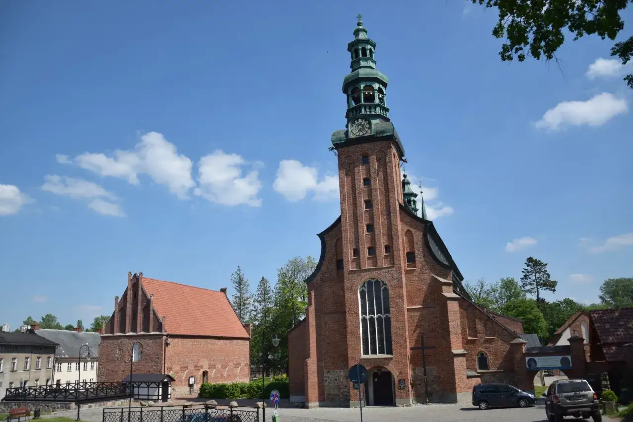 Kościół w Kartuzach, stolicy Kaszub, z charakterystyczną wieżą i ceglaną architekturą.