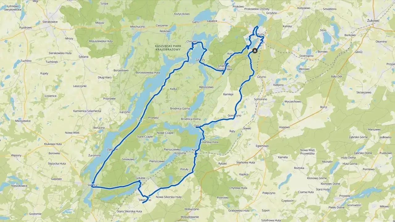 Trasa rowerowa przez Kaszuby, wiodąca przez malownicze jeziora i lasy, z zaznaczonymi punktami jak Kartuzy.