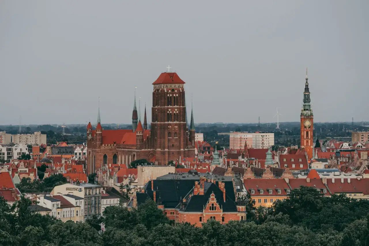 Gdańsk z lotu ptaka: Bazylika Mariacka i Ratusz Głównego Miasta to punkty obowiązkowe, gdy planujesz, co zwiedzić w Trójmieście.