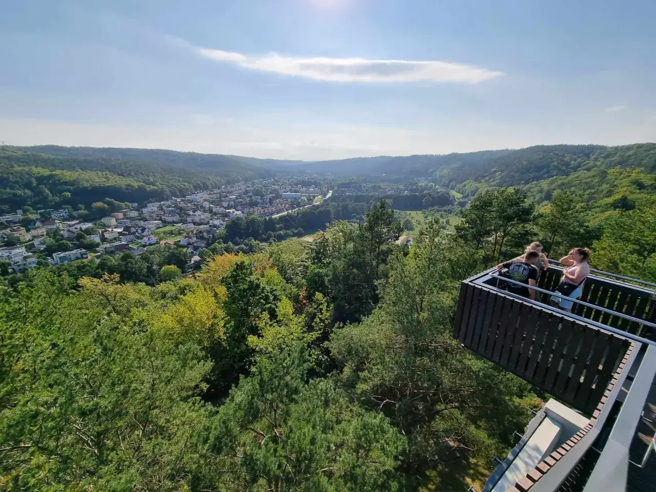 Widok z wieży widokowej na górze Markowca w Rumi. W dole rozciąga się miasto otoczone zielonymi wzgórzami.