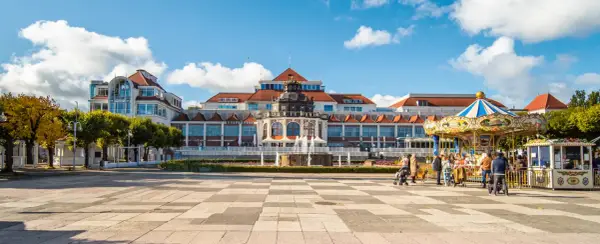 Sopot, część Trójmiasta, zachęca do zwiedzania piękną architekturą, fontannami i wesołym miasteczkiem.
